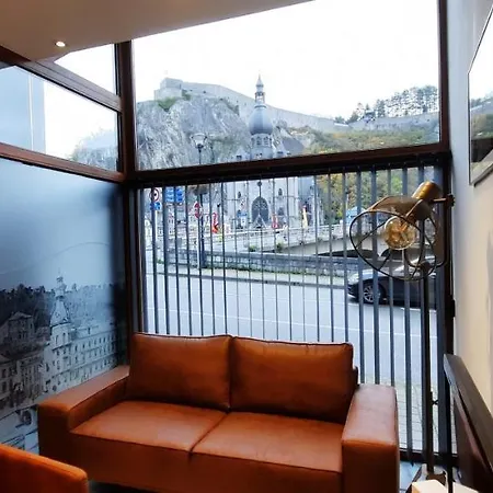 Nez Sur La Croisette. * Dinant