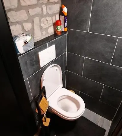 Nez Sur La Croisette. Dinant